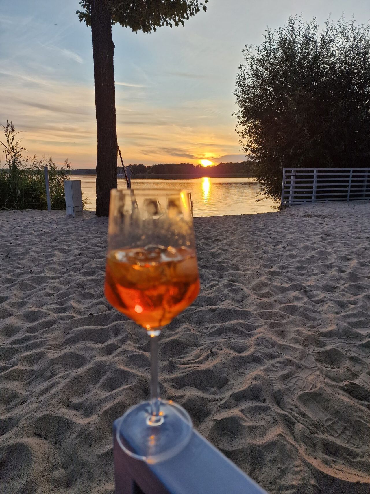 Entspannung am Strand bei Sonnenuntergang