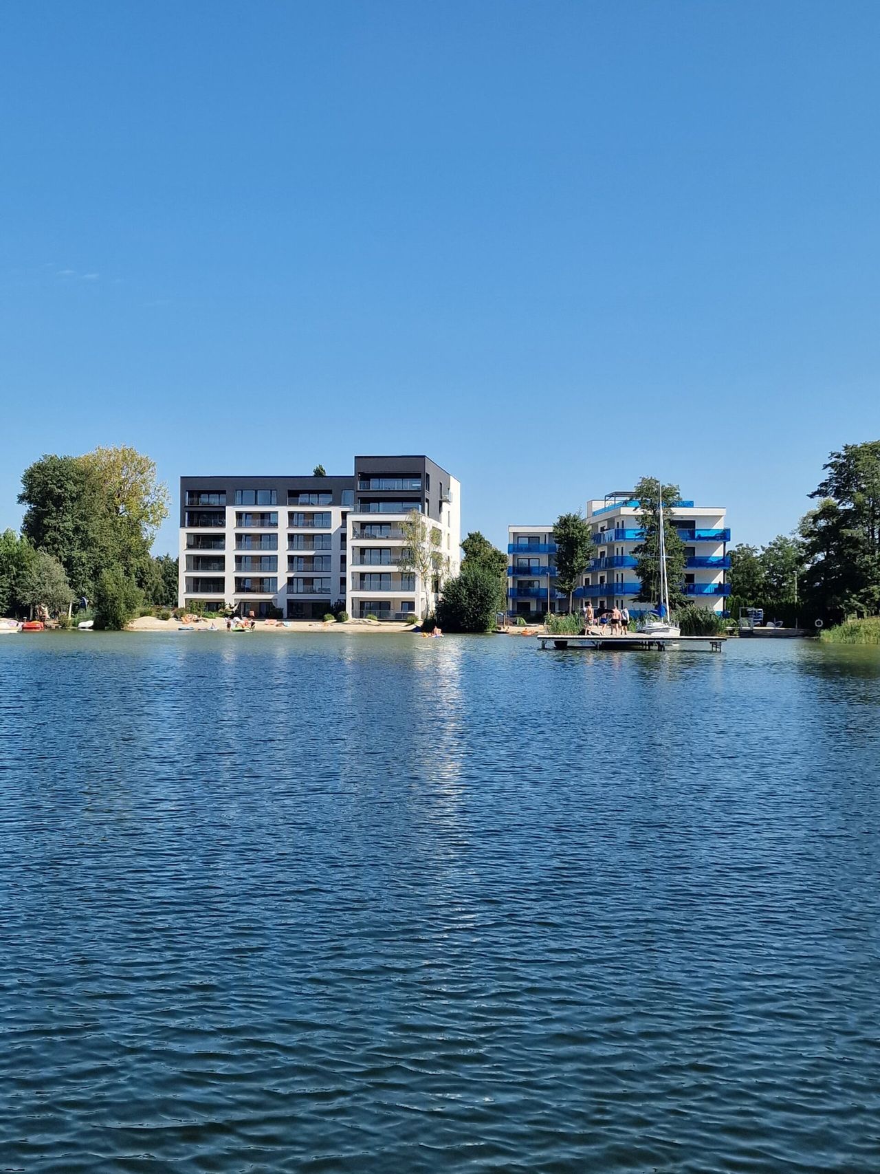 Die Gebäude Horizon und Aquarius vom See aus gesehen